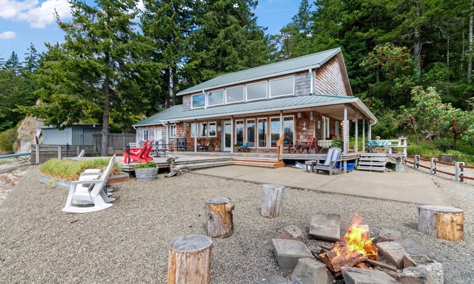 Shelton Casa | Waterfront, cabin- style home with breathtaking views of Skookum Inlet.