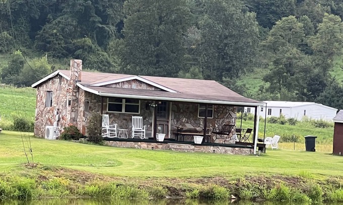 Barnardsville Cabina | Waterfront cabin with mountain views; 26 minutes to downtown Asheville.