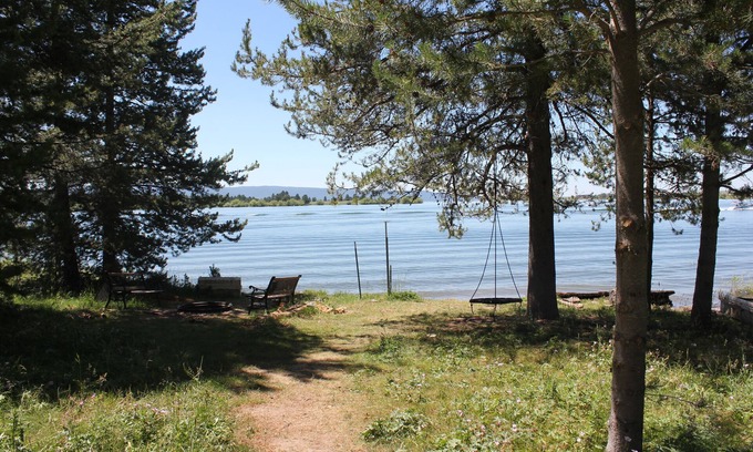 Island Park Cabina | WATERFRONT Cabin With Dock in Island Park - 35 Min To Yellowstone - Bills Island