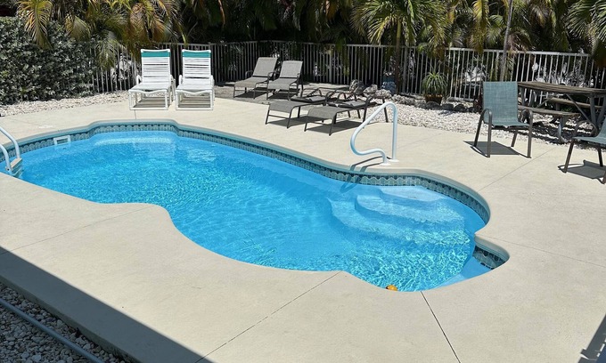 Key Colony Beach Casa | 3BD, 2BA, piscina, canal frente al mar. Kayak, Bi + Cabana Club! 70 'malecón