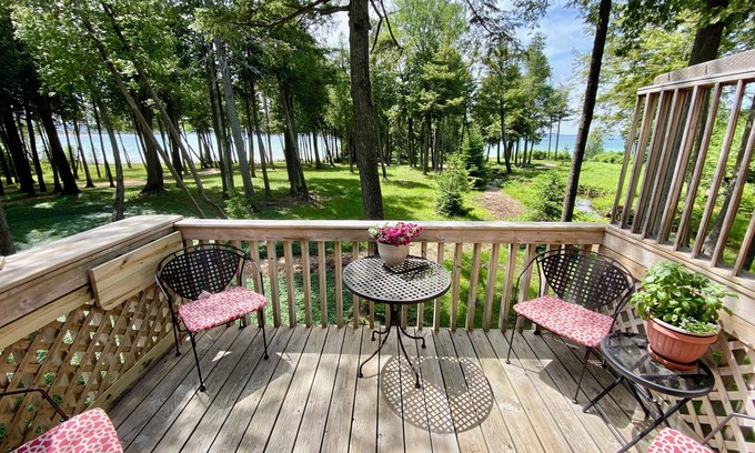 Menonaqua Beach Condominio | Condominio frente al mar en Little Traverse Bay. Playas, Piscinas, Tenis, Cerca de Golf y Sk