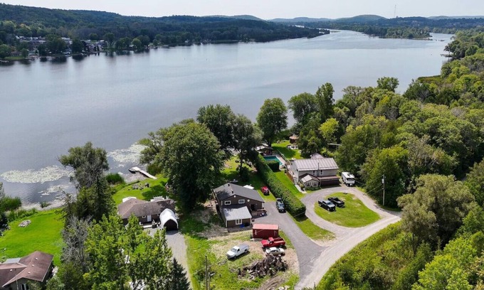 Quinte West Cabaña | Waterfront Cottage w/ Swim Spa, BBQ, & Boat Dock