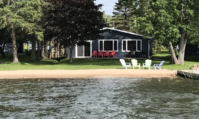 Cedarville Cabaña | Waterfront Cottage con muelle en Les Chenaux Islands, Cedarville MI