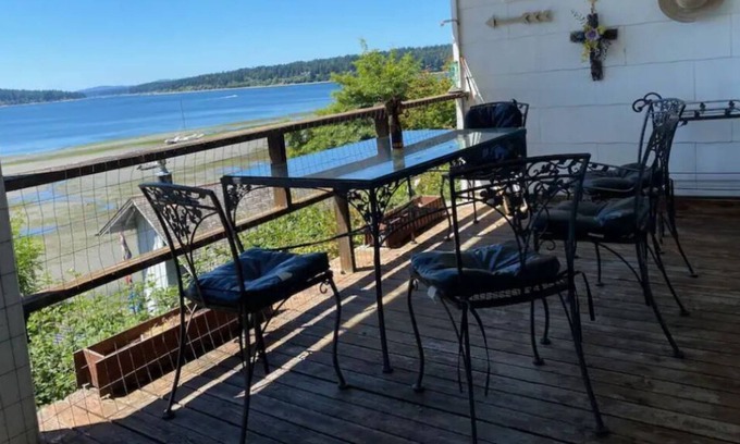 Indianola Casa | Waterfront Craftsman Home