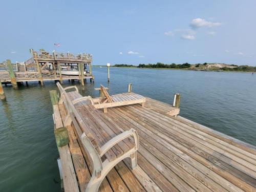 Cedar Point Casa | Waterfront, dock, Hot tub, kayaks, King Bedroom with amazing views, RELAXATION, 2 miles to the beach