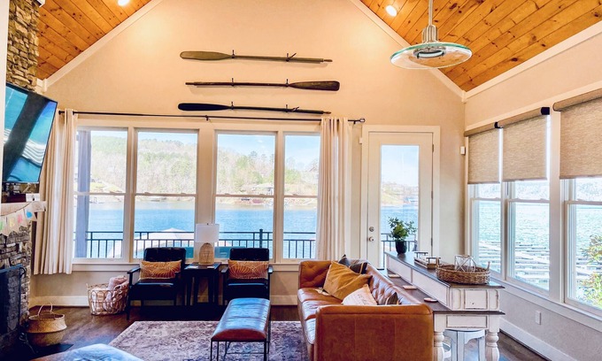 Cullman Casa | Waterfront family home on Smith Lake