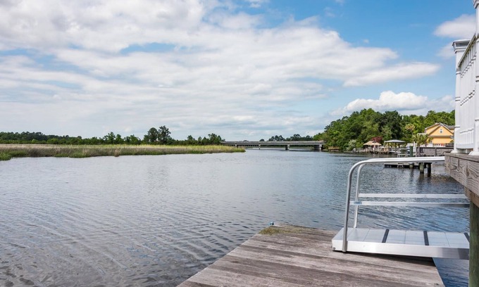 Goose Creek Casa | Waterfront Fishing Dock FirePit HotTub Deck GrillB