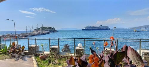 Kusadasi Apartamento | Waterfront Glass Flat