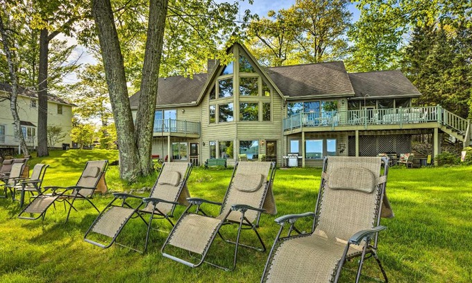 Glen Arbor Apartamento | Waterfront Glenn Lake Condo Gas Grill and Views