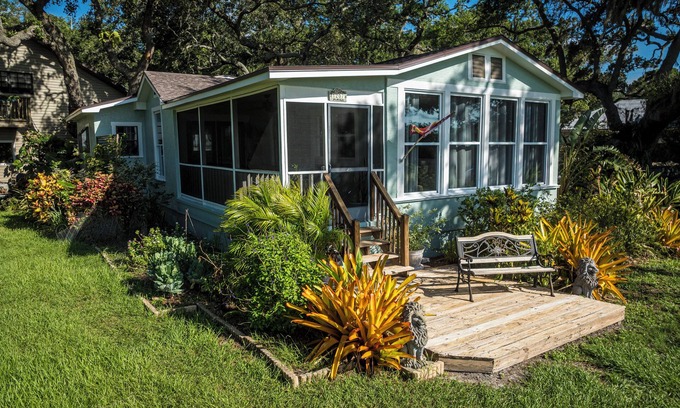 Safety Harbor Casa | Waterfront harbor cottage, walking distance to downtown, near to beaches & more!