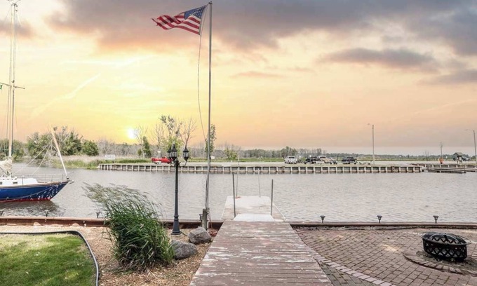 Suamico Casa | Waterfront Home with Dock Sleeps 8