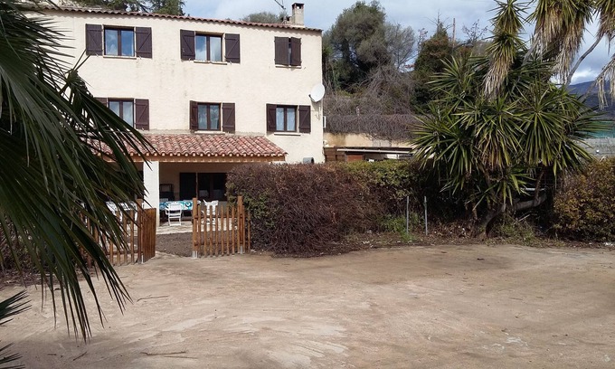Vico Casa | CASA FRENTE AL AGUA ideal para familias con niños. Acceso directo a la playa.