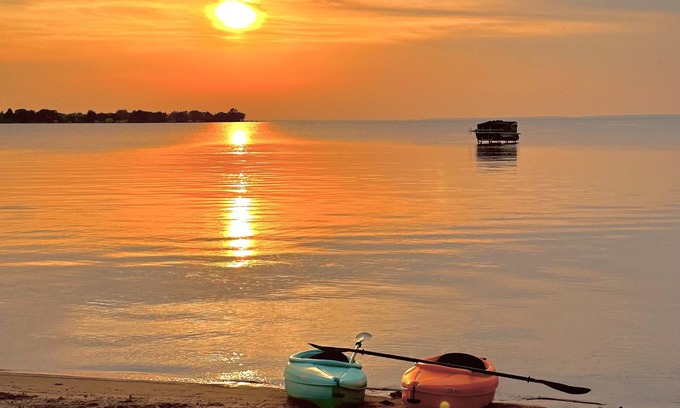 Prudenville Casa | Waterfront house with sandy beach near downtown