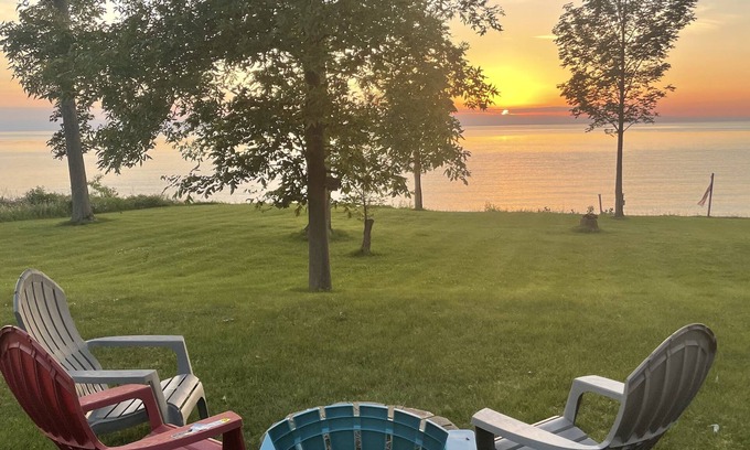 Sterling Casa | Waterfront house with amazing views of Lake Ontario and Sunsets