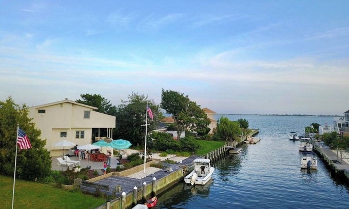 East Quogue Casa | ¡NUEVO EN EL MERCADO! Waterfront Hamptons Vacation Retreat con muelle