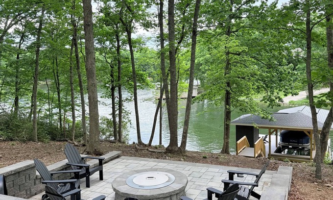 Mineral Casa | Waterfront! Laid Back at Lake Anna, new home, deep water cove, dock, fire pit!