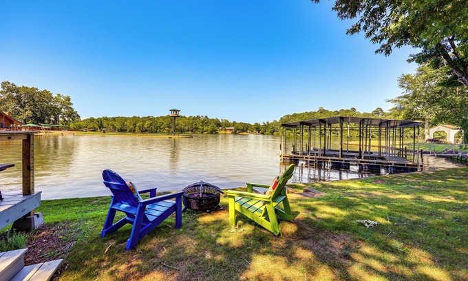 Royal Casa | Waterfront Lake Hamilton Vacation Rental w/ Dock!