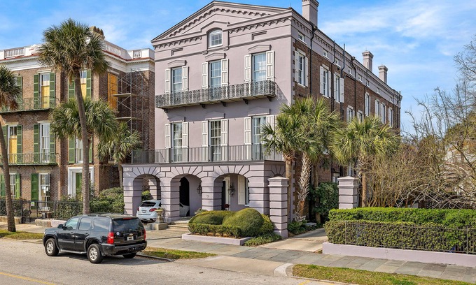 South of Broad Apartamento | Waterfront Living at The William Ravennel House! Stunning Apartment in Mansion!