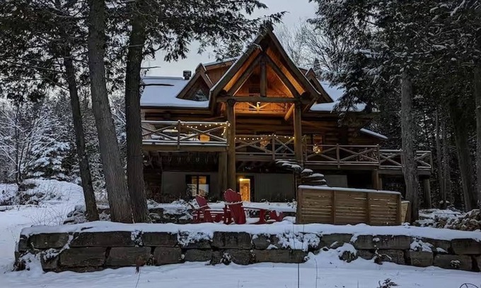 La Minerve Cabaña | Waterfront Log Cottage with Hot Tub and Sauna