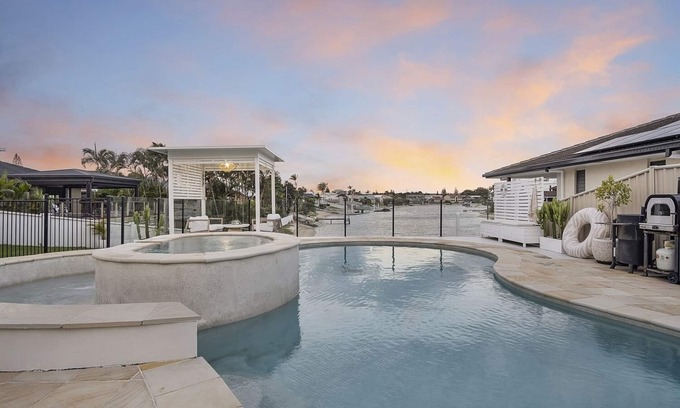 Mermaid Waters Casa | Waterfront Luxury 5Brs house with 3 pools ear Surf Paradise/heated water