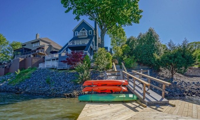 Steele Creek Casa | Waterfront luxury home with kayaks. Bring your boat or boat rentals available.