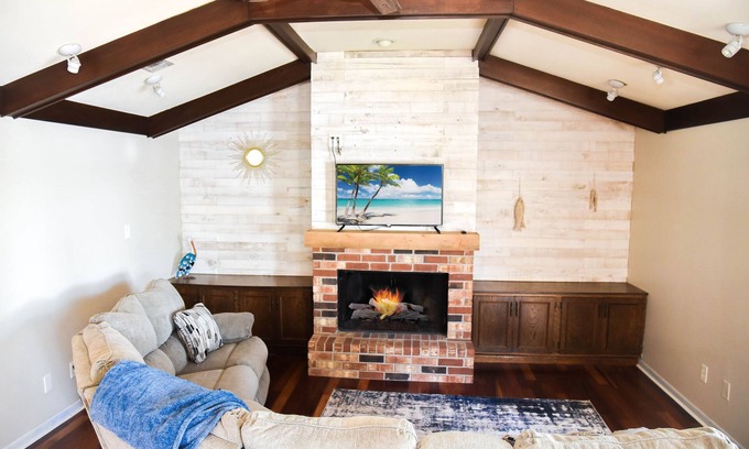 New Orleans East Area Casa | Waterfront oasis 23 miles from Downtown New Orleans! Downstairs guest quarters!