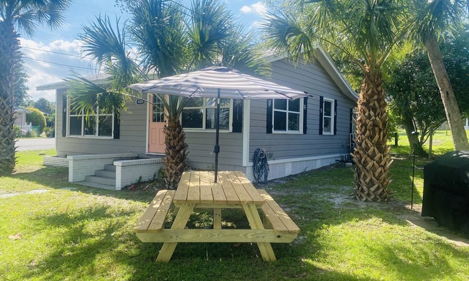 Bay Crest Villa Casa | Waterfront Palm Cottage