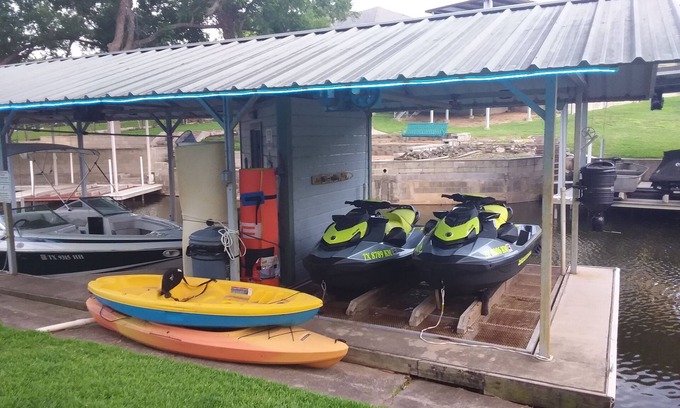 Kingsland Casa | WATERFRONT! PET FRIENDLY/ LAKE LBJ / POOL & HOT TUB/PWC RENTALS