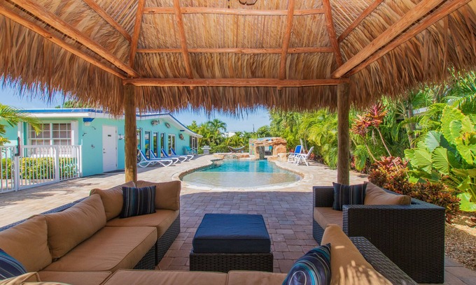 Marathon Casa | 4BR 3-1 / 2BA, frente al mar, muelle de 60 ', piscina climatizada / caliente, bañera, Tiki, ¡se admiten mascotas!