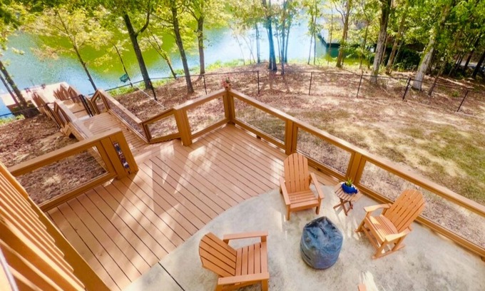 Shelby Casa | Waterfront Retreat on Lay Lake with Pool & Gym