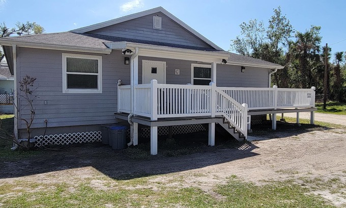 Fort Ogden Cabina | Waterfront Retreat