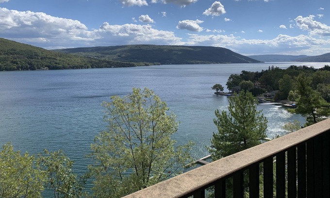 Holcomb Apartamento | Waterfront Retreat on Canandaigua Lake (End Unit Condo)