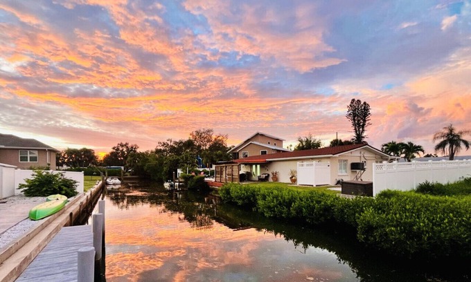 Laurel Apartamento | Waterfront retreat with kayaks, walk to the beach