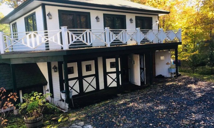 Florence Casa | Waterfront Splendor in the Woods.