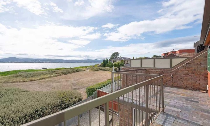 Sandy Bay Casa | Waterfront Stay at Nutgrove Beach