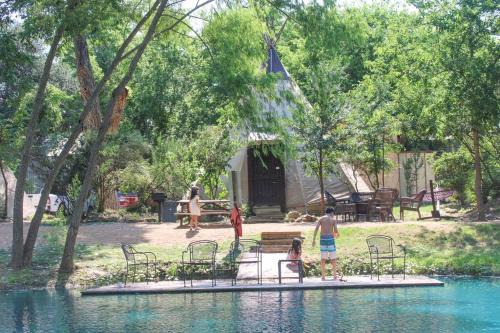 Seguin Casa | Waterfront Teepee 2 Red Fox