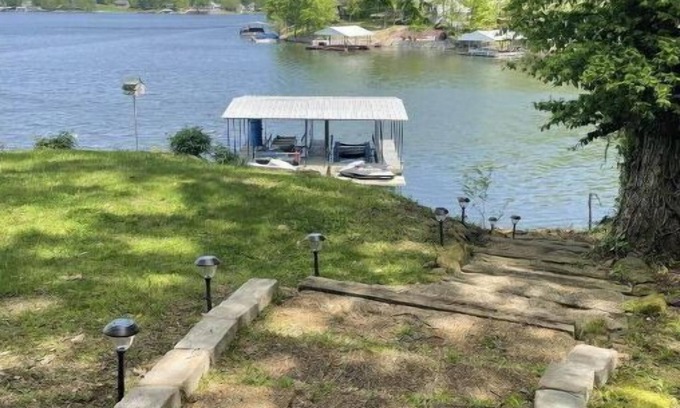 Goreville Casa | WATERFRONT Vacation! {3 bed 2 bath. Sleeps 13}