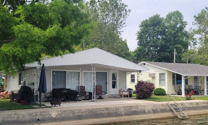 Pierceton Casa | Waters Edge Cottage on Big Barbee Lake!