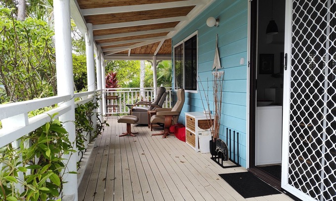 Brisbane Waterfront Casa | Waterside Caribbean vibe 3 brm Macleay Island bungalow on beautiful Moreton Bay