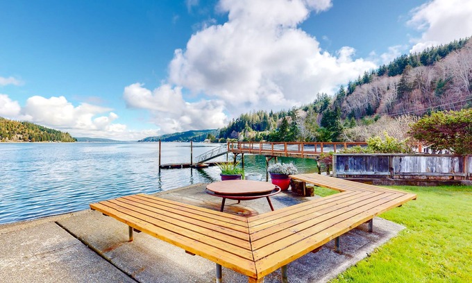 Union Casa | Waterside home with 4 bedrooms - outstanding access to Hood Canal & attractions