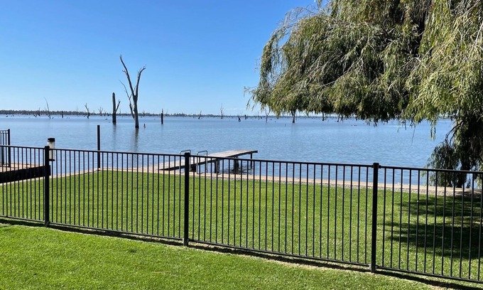 Mulwala Casa | Waterside Mulwala waterfront house with small boat ramp and jetty