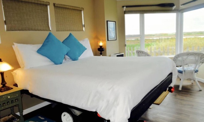 Moss Landing Hotel | Captain's Inn Waterfront room Santuario, rey, chimenea, ducha para 2 personas