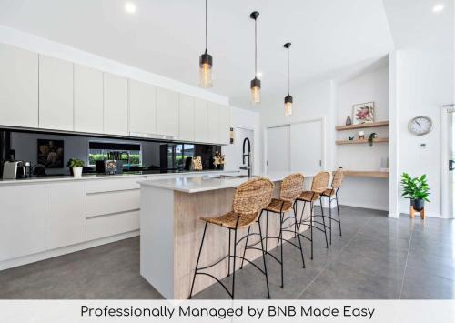 Dubbo Casa | Waterway Retreat - Serene Living, Entertains 8