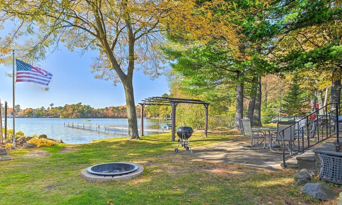 King Cabaña | Waupaca Lake Cottage w/ Fire Pit & Boat Dock