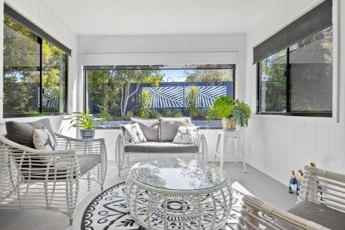 Parrearra Casa | Waves Retreat - Coastal Style Home near Warana Beach