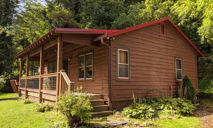 Waynesville Cabina | Waynesville Cabin - Close to Downtown & Smokies!