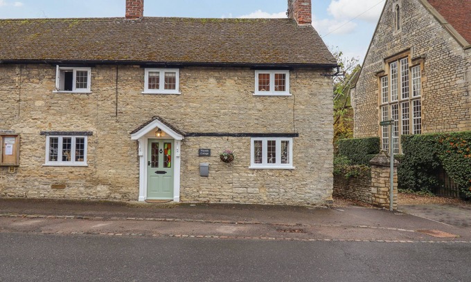 Pavenham Cabaña | WAYSIDE COTTAGE, pet friendly, with hot tub in Sharnbrook