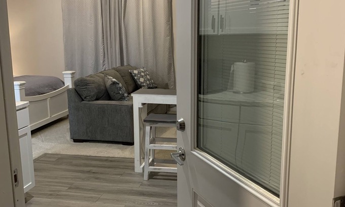 Charleston Apartamento | We are 4.8 driving miles from Shipyard Park.