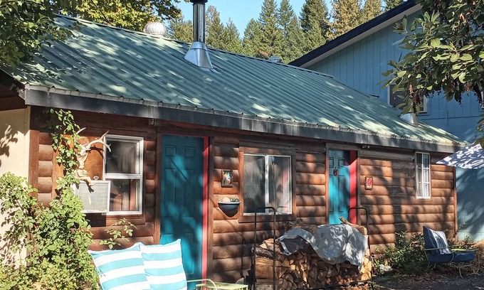 Happy Camp Chalet De Esquí | We have Cabins w/kitchenettes & RV spaces with full hookups!