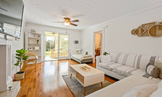 Town Center Casa | Weekday Specials! 2-Story Near KSU w/ Cozy Deck